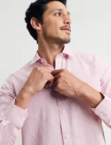 Camisa sport de manga larga con cuello buttondown, confeccionada en una mezcla de algodón y lino. Presenta un diseño clásico en color celeste con cierre frontal de botones.