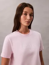 Remera de algodón color rosado, con cuello redondo, manga corta, corte regular y diseño gráfico con el logo de Calvin Klein en el pecho.