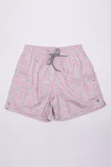 Short de baño con estampado de ondas en tonos azules, cintura elástica con cordón ajustable, bolsillos laterales y bolsillo trasero. Incluye suspensor interno y logo bordado.