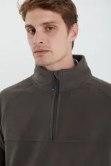 Sweater azul de polar con cuello alto y cierre parcial con cremallera.