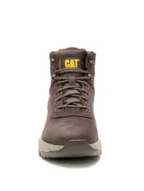 Bota de trekking Caterpillar modelo Surge Hiker, de color marrón con suela y entresuela en tonos beige y marrón claro. Confeccionada en nubuck encerado y malla de nailon, cuenta con cordones bicolores y detalles del logo de la marca en el lateral y la lengüeta.