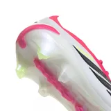 Championes de fútbol Adidas Predator Elite FG, con diseño en color fucsia, blanco y negro, con las clásicas tres tiras laterales y suela con tapones para césped firme.