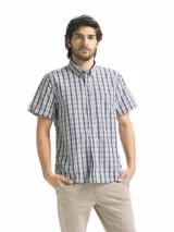 Camisa de hombre de manga corta con estampado a cuadros en tonos azul, blanco y verde.