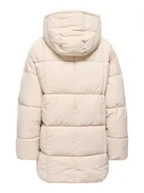 Campera puffer larga con capucha ajustable, cierre frontal combinado de botones a presión y cremallera, y puños internos. Diseño acolchado de corte recto.