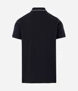 Polo de manga corta confeccionada en algodón de media malla, color negro con detalles en blanco en el cuello y los bordes de las mangas. Presenta cuello polo tradicional y cierre frontal con botones.