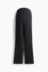 Pantalón tobillero de maternidad en punto interlock pesado color negro, de tiro alto con elástico oculto, pinzas en la parte trasera y piernas ajustadas con bajo acampanado.