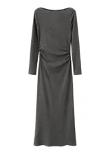 Vestido midi de punto, color gris oscuro, con cuello redondo, manga larga y ajuste entallado al cuerpo.