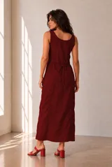 Vestido largo de lino azul marino, sin mangas, con escote en V y corte en la cintura. Presenta costuras pespunteadas a la vista y falda amplia con vuelo.