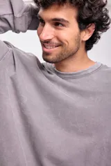 Buzo deportivo gris con efecto lavado.