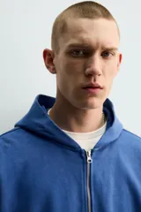 Hoodie con cierre frontal y capucha, color azul, de corte relaxed fit con interior afelpado y efecto lavado.