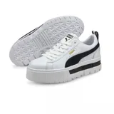 Championes Puma modelo Mayze, de diseño urbano con plataforma alta. Presentan una base blanca con la característica franja lateral de la marca en color negro y detalles en la suela.