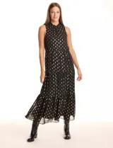 Vestido midi negro de gasa con estampado de lurex dorado, sin mangas y cuello alto. Presenta cintura elastizada, falda con volumen y movimiento, y abertura tipo gota con botón en la espalda. Incluye forro interno a tono.