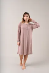 Camisón celeste de lanilla con botones frontales y mangas largas.