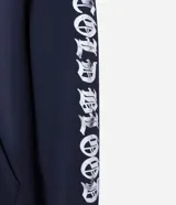 Buzo cerrado con capucha de corte relajado, color azul marino. Presenta estampa lettering en color blanco con efecto desgastado en la espalda y mangas. Incluye bolsillo tipo canguro y puños ajustados.