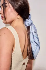 Bandana celeste con estampado de cuadros tartán en tonos azules y blancos, ligera y de diseño versátil para el cabello o el cuello.