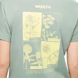 Remera Merrell de manga corta y cuello redondo color verde, con pequeño estampado de la marca en el pecho.