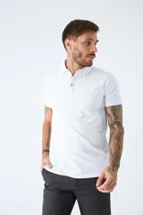 Polo de jersey gris con calce regular, logo bordado y mangas cortas. Confeccionada en 97% algodón y 3% spandex.