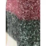 Bufanda rectangular de tejido grueso con diseño de cuadros en tonos azul, naranja, gris y beige, terminada con flecos en los extremos.