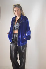 Campera azul de terciopelo con cierre frontal y cuello polo.