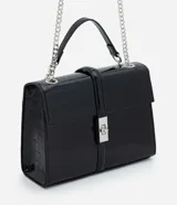 Cartera tipo shoulder bag de tamaño mediano, confeccionada en poliuretano con textura símil cocodrilo. Presenta tapa frontal con cierre metálico, asa de mano reforzada y correa larga de cadena plateada.