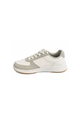 Zapatilla urbana con combinación de tonos tostado, marrón y beige, acordonada, con suela deportiva blanca y cuello acolchado.