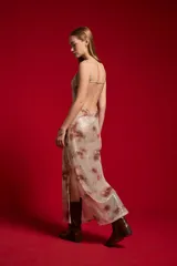 Vestido midi de poliéster cubierto de lentejuelas con estampado multicolor, diseño ajustado al cuerpo, cuello buche y tirantes finos regulables.