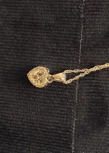 Cadena plateada con dije de corazón con circonia blanca.