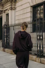 Sudadera con capucha y manga larga, con cierre frontal de cremallera, bolsillos delanteros de doble vivo y bajo ajustable con elástico interior.