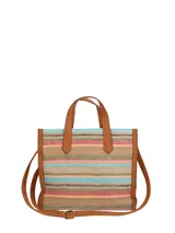 Cartera tipo tote de Hush Puppies con diseño de rayas horizontales multicolores en tejido texturizado. Cuenta con asas superiores y detalles en cuero sintético color marrón, incluyendo un tag colgante con el logo de la marca y una placa metálica frontal.