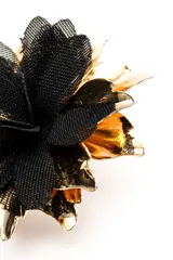 Aros tipo caravanas con diseño floral, combinando pétalos de metal dorado brillante con pétalos de tela de red negra en el centro.