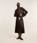 Falda midi marrón de cuero sintético con cintura sastre y textura plisada.