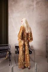 Pantalón de corte evasé confeccionado en tela de terciopelo con diseño calado y texturizado. Presenta cintura elástica con cierre para mayor ajuste y comodidad.