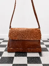 Cartera de hombro Sagali modelo Pianosa, confeccionada 100% en cuero vacuno negro con detalles texturizados símil reptil en la solapa y base, y costuras en contraste. Cuenta con correa ajustable.