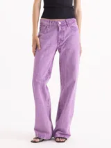 Jeans Hibiscus de tiro medio-alto y corte recto, con lavado ácido en color lila que genera un efecto desgastado.