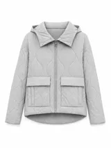 Campera puffer color gris claro, de diseño acolchado con pespuntes ondulados, capucha incorporada, cierre frontal y grandes bolsillos frontales con solapa.