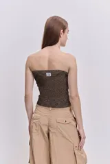 Top strapless blanco de calce ajustado, con escote recto y diseño minimalista.