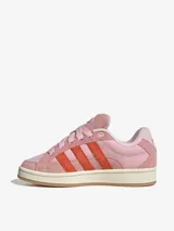 Zapatillas Adidas Campus 00s Beta color rosa con las tres tiras laterales en naranja. Inspiradas en las zapatillas de skate clásicas de Adidas Wilcox y Beta.