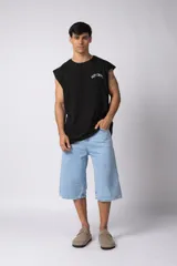 Bermuda de jean color marrón con lavado vintage, corte amplio y ruedo desflecado.