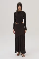 Top tejido en lurex y viscosa, color marrón oscuro, de manga larga, con espalda cruzada y mini volados en los puños.