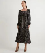 Vestido largo de viscosa con estampado floral, escote cuadrado, mangas largas con ajuste y corte en la cintura.