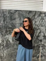 Pantalón de jean fino de corte recto y holgado, con diseño a rayas y cintura elástica.