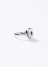 Anillo de plata con dije de ojo turco blanco con pupila celeste.