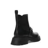 Botas tipo Chelsea de caña media, confeccionadas en material sintético color negro. Presentan elásticos laterales para un calce sencillo, suela track con plataforma y un detalle de hebillas metálicas circulares en la parte frontal.