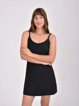 Vestido corto negro con breteles finos.