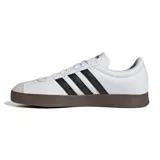 Championes Adidas VL Court Base para hombre, color blanco con detalles en negro y suela marrón. Confeccionados en cuero sintético con las tres tiras características de la marca en los laterales y puntera de gamuza.