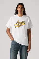 Remera blanca de corte relajado con logo Levi's script en amarillo y azul.