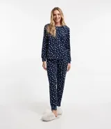 Pijama largo de plush color azul marino con estampado de lunares blancos, compuesto por una blusa de manga larga con cuello redondo y un pantalón con cintura elástica.