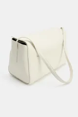 Bolso de hombro de piel color negro, con diseño estructurado, solapa superior y correa ajustable para el hombro.
