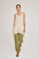 Pantalón jogger ZW Collection confeccionado en mezcla de algodón, color verde militar. Cuenta con tiro medio, cintura con trabillas y cordón ajustable, bolsillos laterales ocultos, rodilleras reforzadas y botones a presión en los tobillos para ajustar la botamanga.