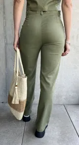 Pantalón verde oliva de lino, de corte recto.